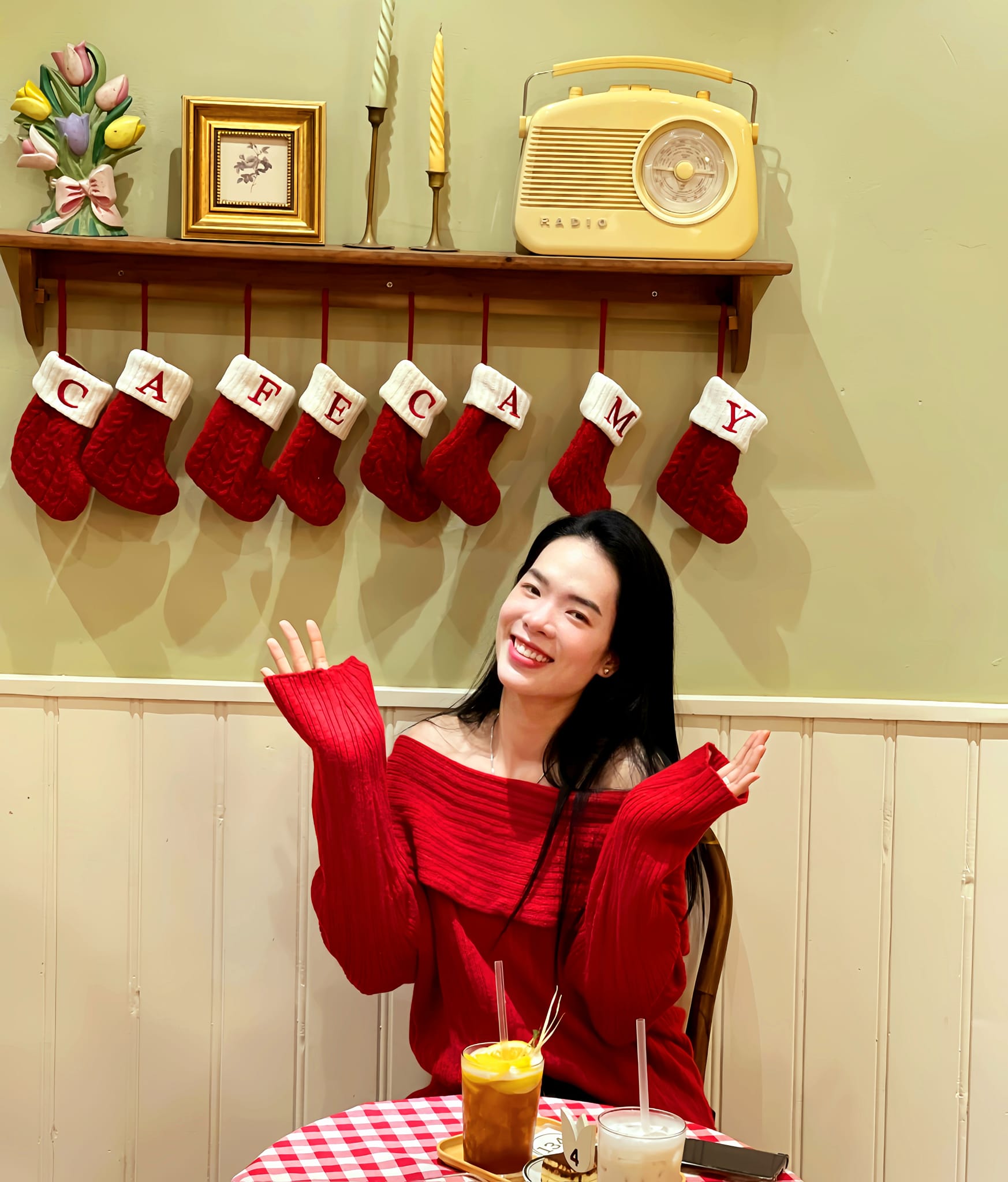 Visual sáng bừng của búp bê bóng chuyền Lê Thanh Thuý cầm cờ cho đoàn Việt Nam tại SEA Games 33- Ảnh 8.