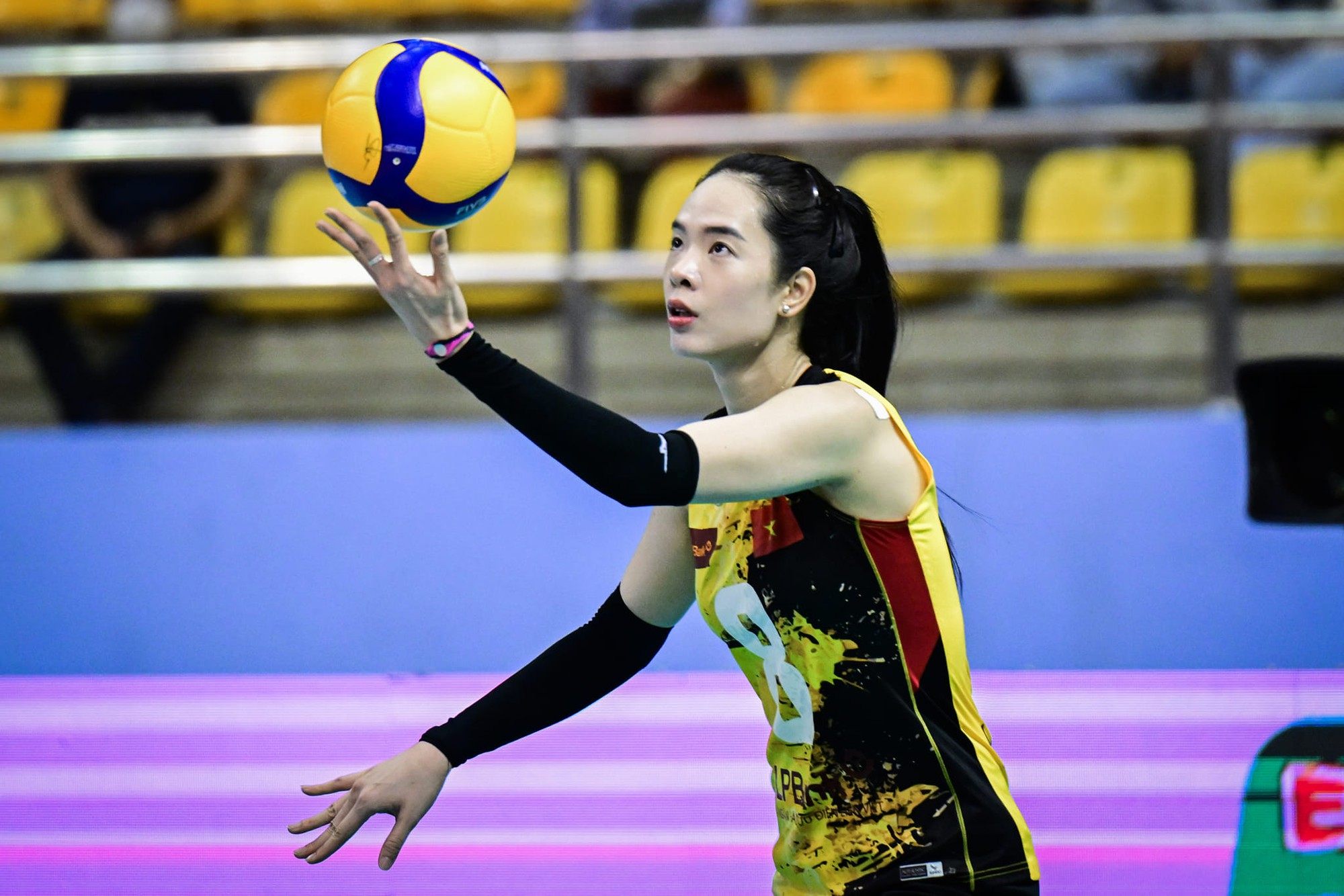 Visual sáng bừng của búp bê bóng chuyền Lê Thanh Thuý cầm cờ cho đoàn Việt Nam tại SEA Games 33- Ảnh 1.
