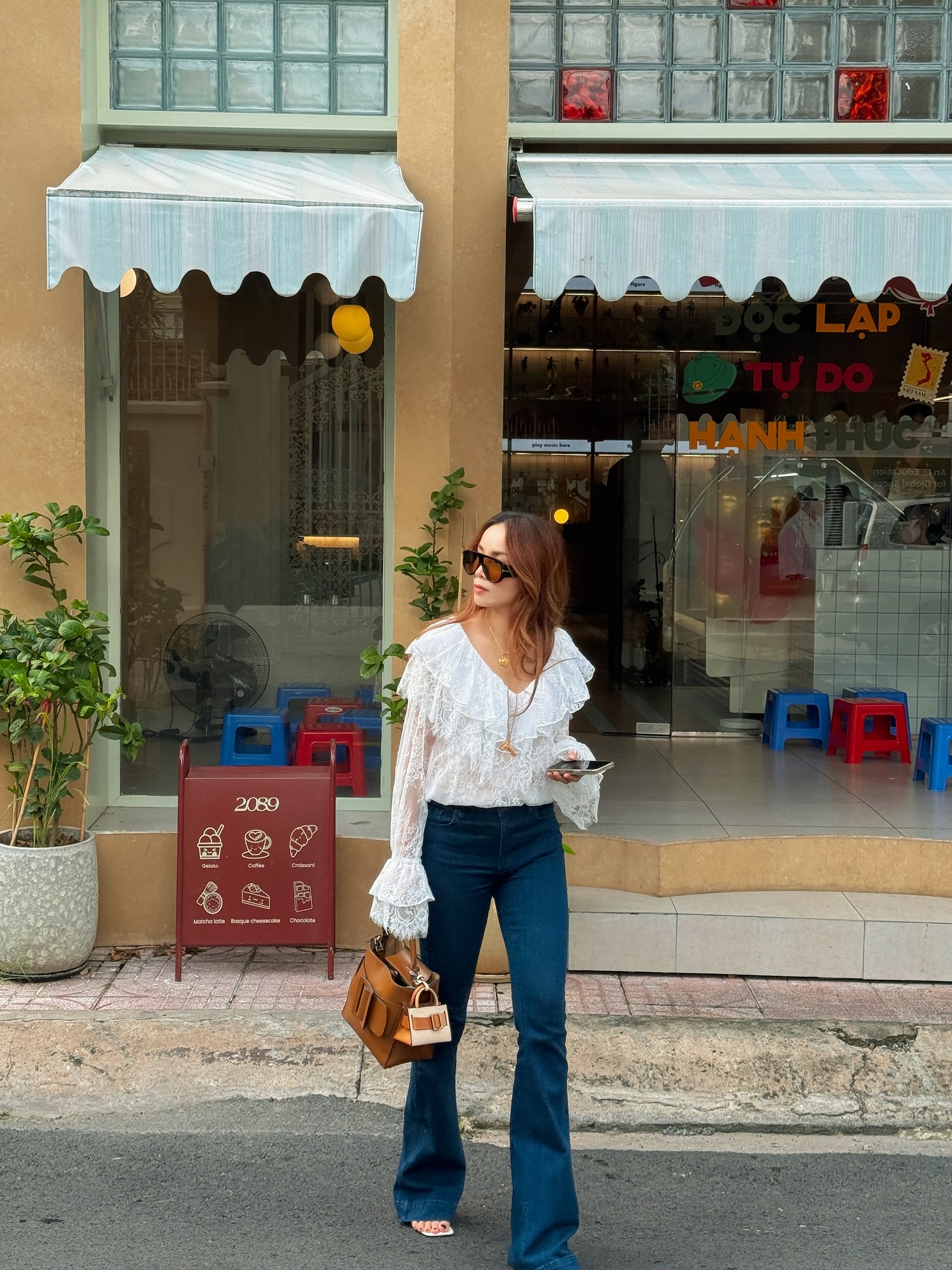 4 kiểu quần jeans đẹp trường tồn trong tủ đồ của mỹ nhân Việt: Vừa trẻ vừa sang, mặc quanh năm không thấy chán- Ảnh 4. 4 kiểu quần jeans đẹp trường tồn trong tủ đồ của mỹ nhân Việt: Vừa trẻ vừa sang, mặc quanh năm không thấy chán- Ảnh 4.