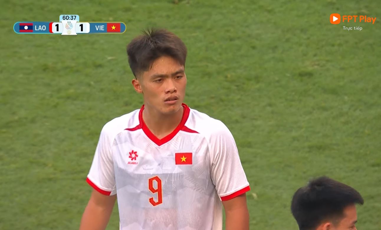 Vì sao trọng tài "bẻ còi" giúp U22 Việt Nam thắng Lào ở SEA Games 33?- Ảnh 1. Vì sao trọng tài "bẻ còi" giúp U22 Việt Nam thắng Lào ở SEA Games 33?- Ảnh 1.