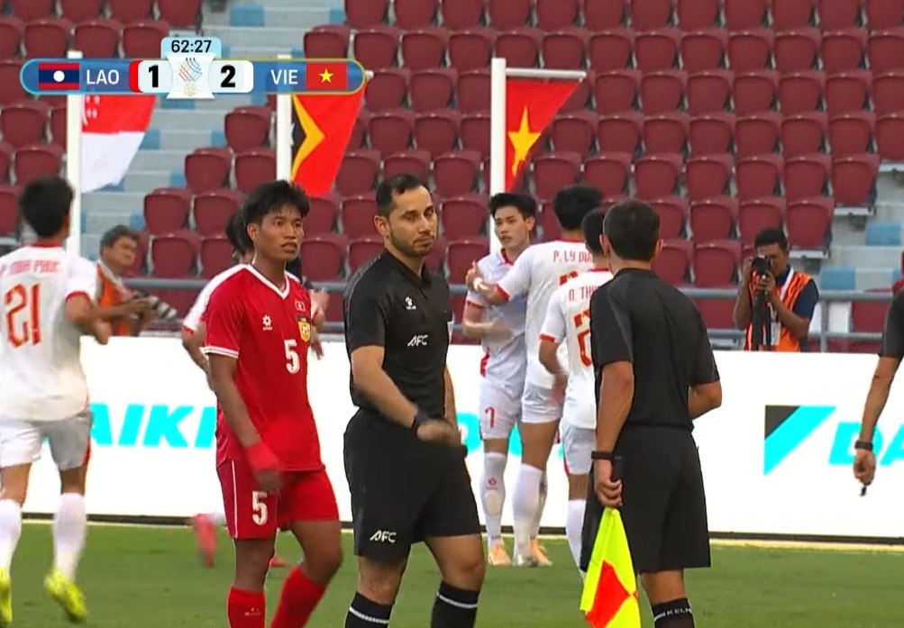 Vì sao trọng tài "bẻ còi" giúp U22 Việt Nam thắng Lào ở SEA Games 33?- Ảnh 2. Vì sao trọng tài "bẻ còi" giúp U22 Việt Nam thắng Lào ở SEA Games 33?- Ảnh 2.