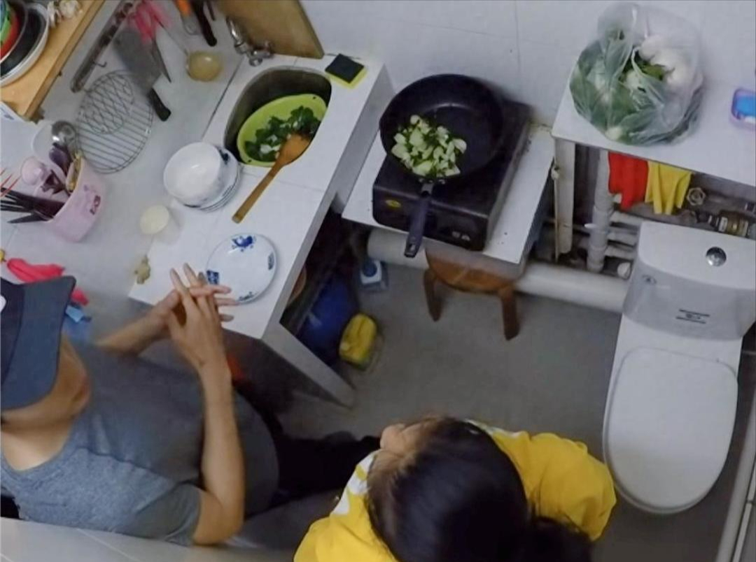 Nghẹt thở ở HongKong: Gia đ&igrave;nh sống chật vật trong căn hộ 