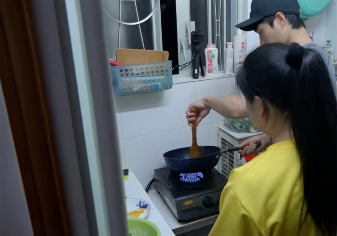 Nghẹt thở ở HongKong: Gia đ&igrave;nh sống chật vật trong căn hộ 