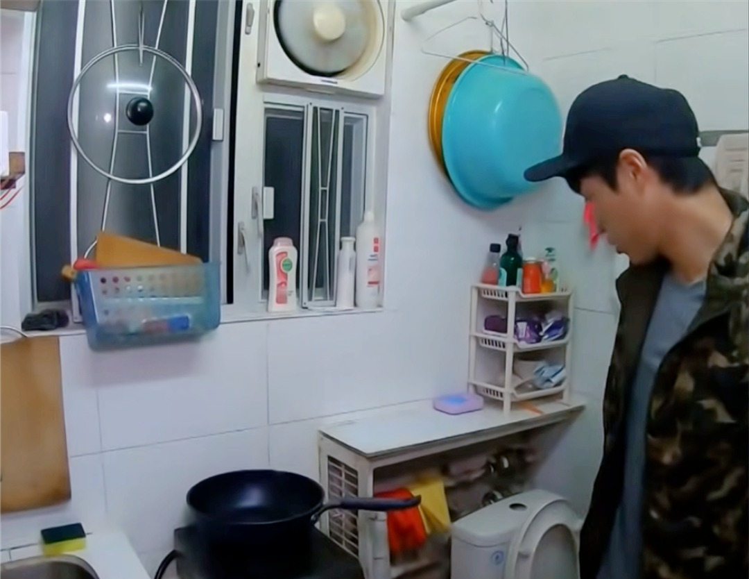 Nghẹt thở ở HongKong: Gia đ&igrave;nh sống chật vật trong căn hộ 