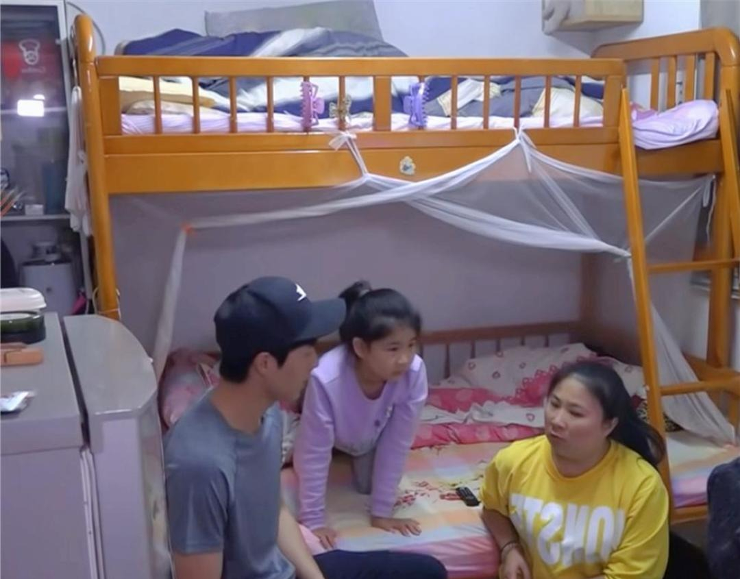 Nghẹt thở ở HongKong: Gia đ&igrave;nh sống chật vật trong căn hộ 