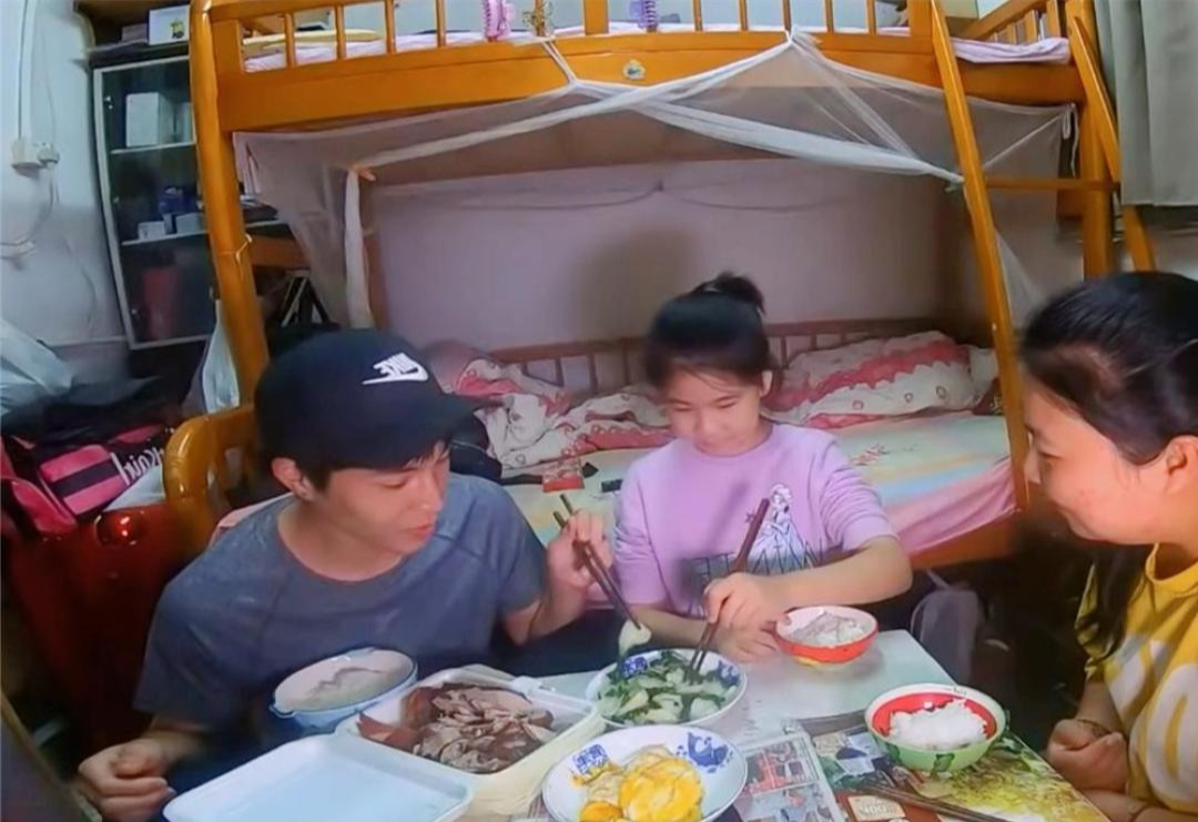 Nghẹt thở ở HongKong: Gia đ&igrave;nh sống chật vật trong căn hộ 