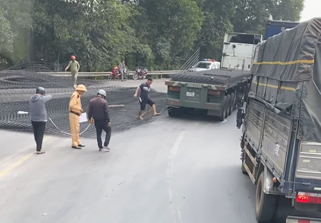 Hàng chục tấn thép rơi từ xe đầu kéo trúng 2 người đi đường- Ảnh 3.