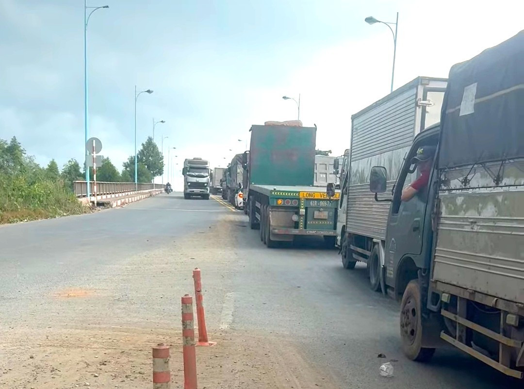 Hàng chục tấn thép rơi từ xe đầu kéo trúng 2 người đi đường- Ảnh 4.