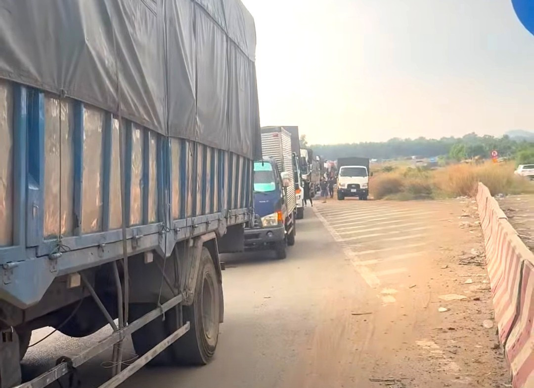 Hàng chục tấn thép rơi từ xe đầu kéo trúng 2 người đi đường- Ảnh 5.