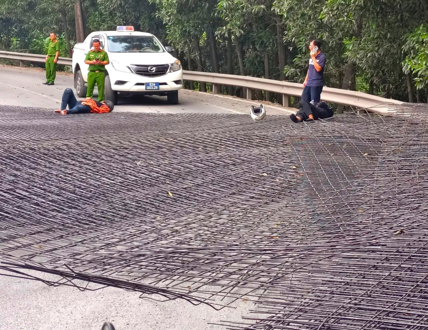 Hàng chục tấn thép rơi từ xe đầu kéo trúng 2 người đi đường- Ảnh 2.