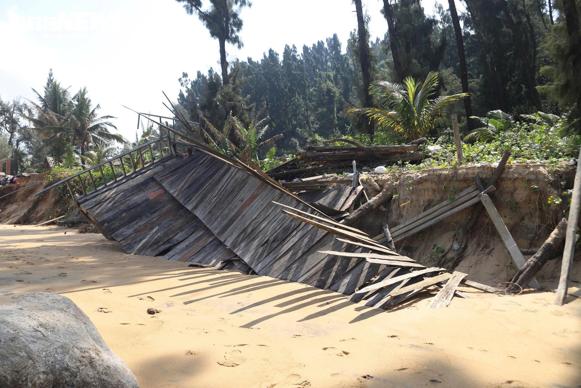 Bãi biển đẹp hoang sơ ở Huế tan nát, nguy cơ xoá sổ do thiên tai liên tiếp- Ảnh 6.