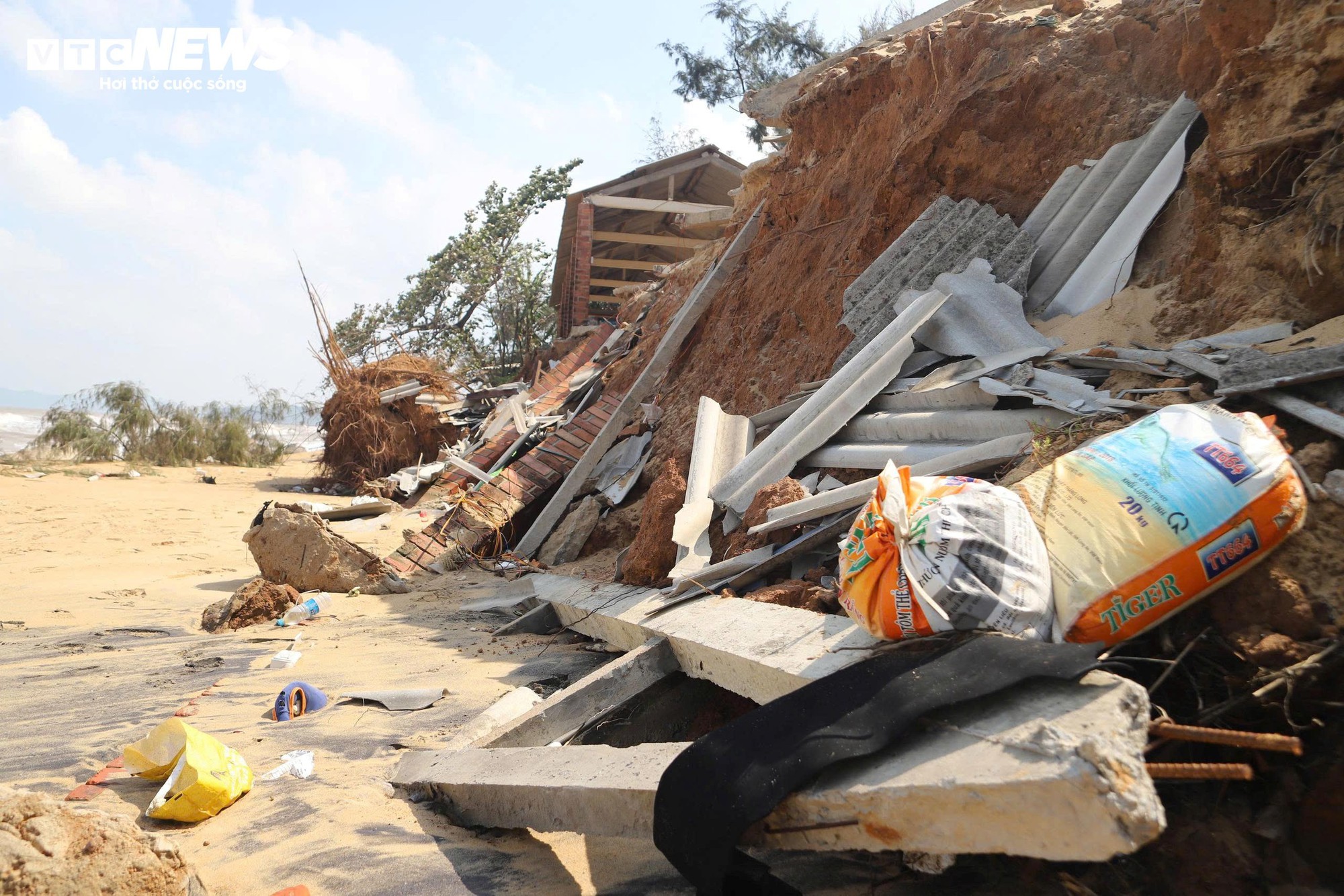 Bãi biển đẹp hoang sơ ở Huế tan nát, nguy cơ xoá sổ do thiên tai liên tiếp- Ảnh 3.