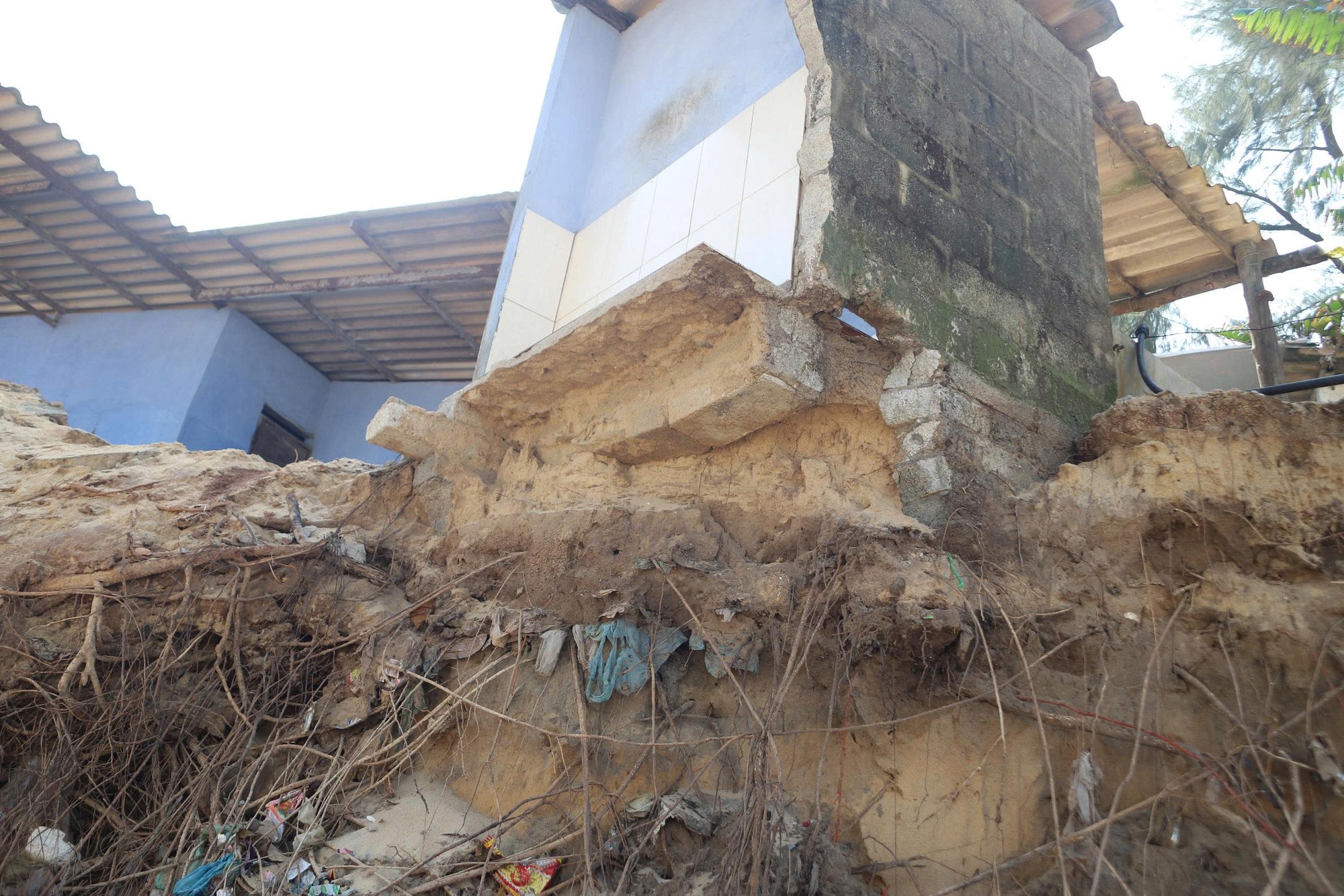 Bãi biển đẹp hoang sơ ở Huế tan nát, nguy cơ xoá sổ do thiên tai liên tiếp- Ảnh 9.