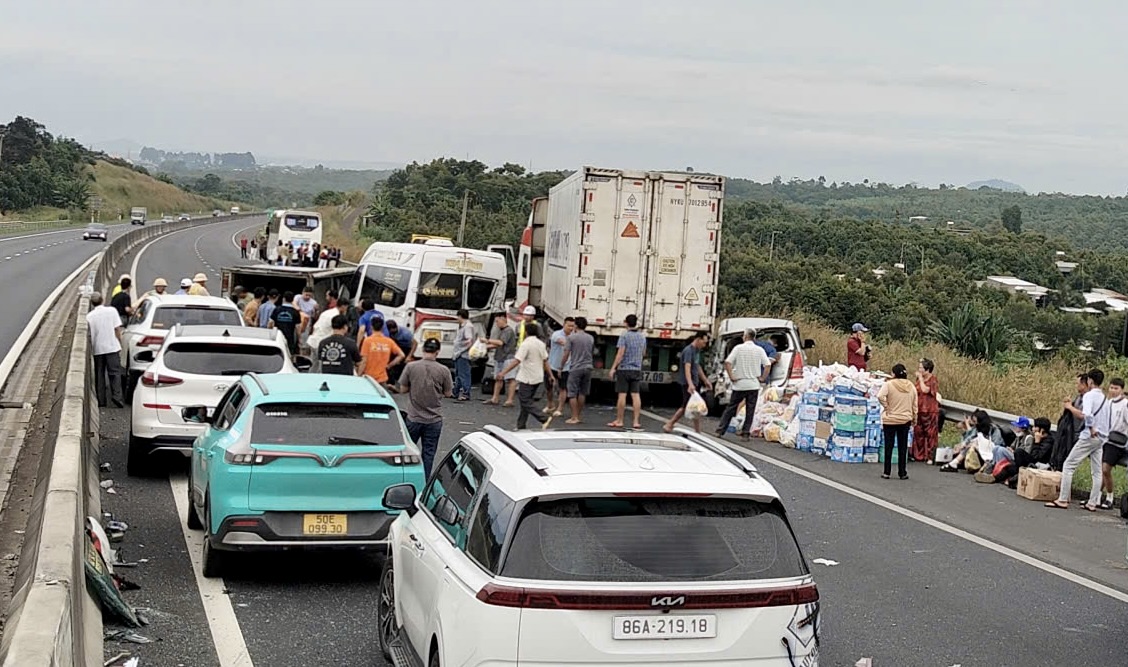 Xe chở h&agrave;ng cứu trợ gặp nạn tr&ecirc;n tuyến cao tốc Phan Thiết - Dầu Gi&acirc;y- Ảnh 2.