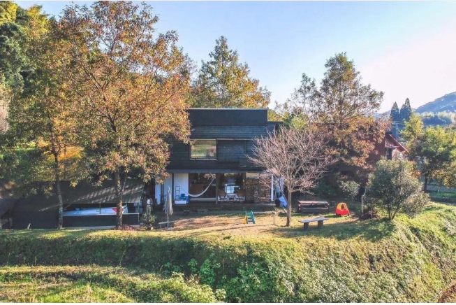 Bỏ phố về quê để "chạm vào thiên nhiên", gia đình 5 người quây quần trong căn nhà 94 m²: Thứ cần nhất là cảm giác hạnh phúc- Ảnh 1.