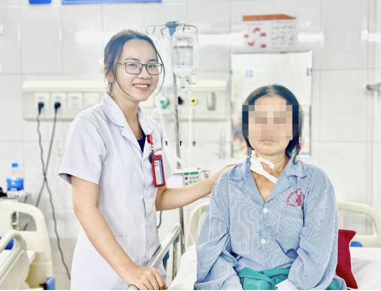 Người phụ nữ gặp nguy hiểm tính mạng sau khi uống rượu pha mật cá trắm để chữa đau đầu- Ảnh 1.