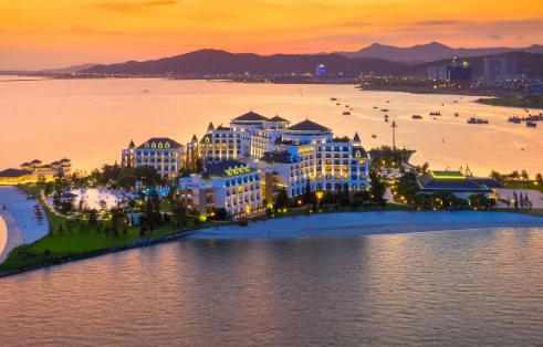 Từ năm 2026, hệ thống khách sạn Vinpearl thông báo lùi giờ check-in 1 tiếng- Ảnh 1.