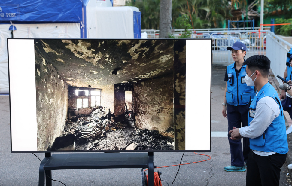 Phát hiện nhà thầu dùng lưới chống cháy giả khiến 151 người chết- Ảnh 2. Phát hiện nhà thầu dùng lưới chống cháy giả khiến 151 người chết- Ảnh 2.