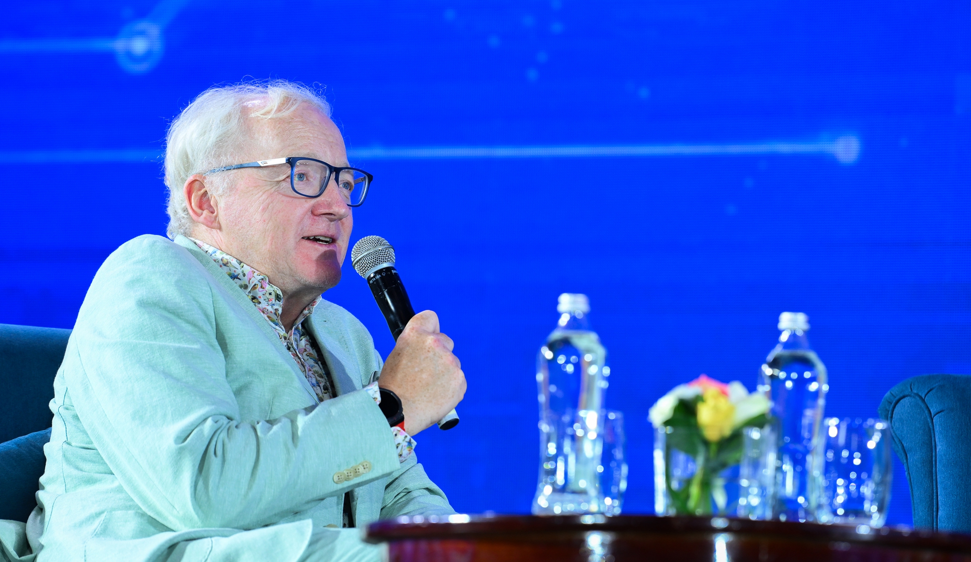 GS Toby Walsh: "Khi AI mắc sai lầm, chúng ta không thể bắt AI chịu trách nhiệm, đó là vấn đề của con người"- Ảnh 3. GS Toby Walsh: "Khi AI mắc sai lầm, chúng ta không thể bắt AI chịu trách nhiệm, đó là vấn đề của con người"- Ảnh 3.