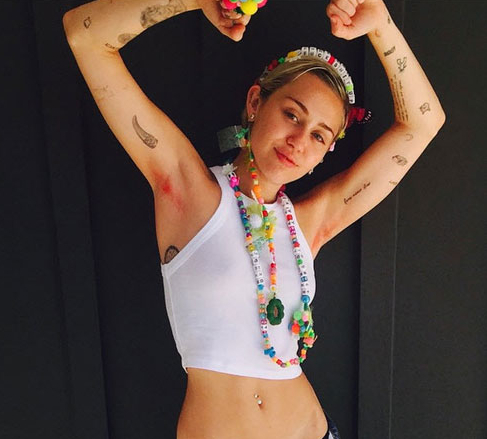 Nữ ca sĩ khoe lông nách trắng xoá, dân tình tranh cãi nảy lửa- Ảnh 11.