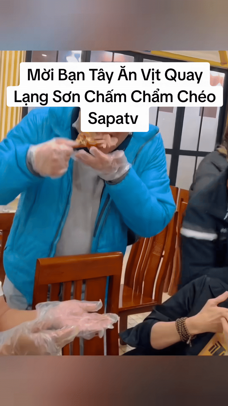 Khách Tây thử ăn món thịt đặc sản Lạng Sơn, gật đầu tấm tắc khen: 