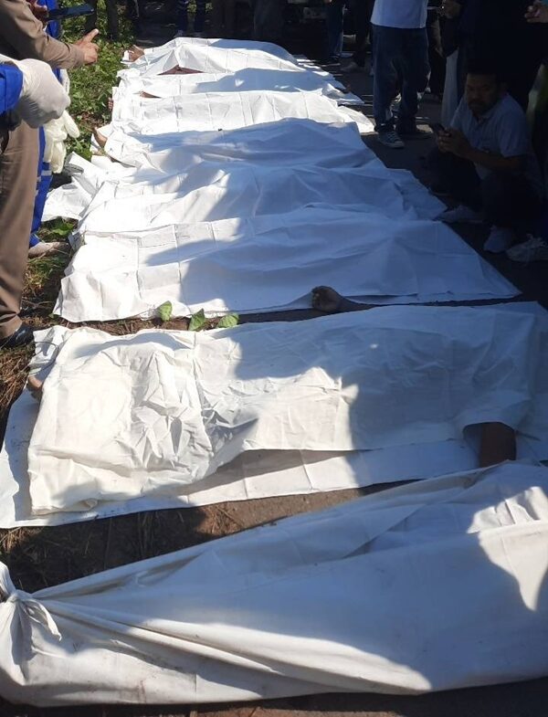 Phát hiện 9 thi thể trong một chiếc xe Toyota dưới kênh- Ảnh 3. Phát hiện 9 thi thể trong một chiếc xe Toyota dưới kênh- Ảnh 3.