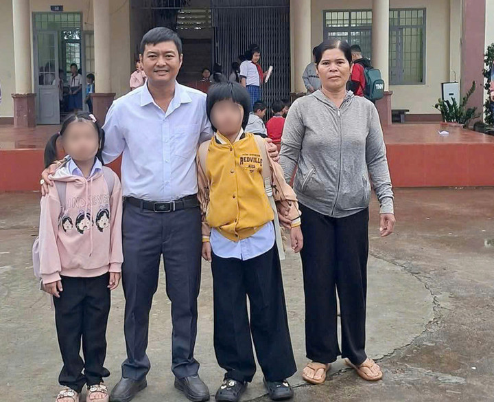 Bé gái bị cha xích chân, nhốt trong phòng bẩn thỉu được đến trường- Ảnh 1.