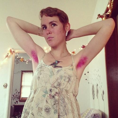 Nữ ca sĩ khoe lông nách trắng xoá, dân tình tranh cãi nảy lửa- Ảnh 9.