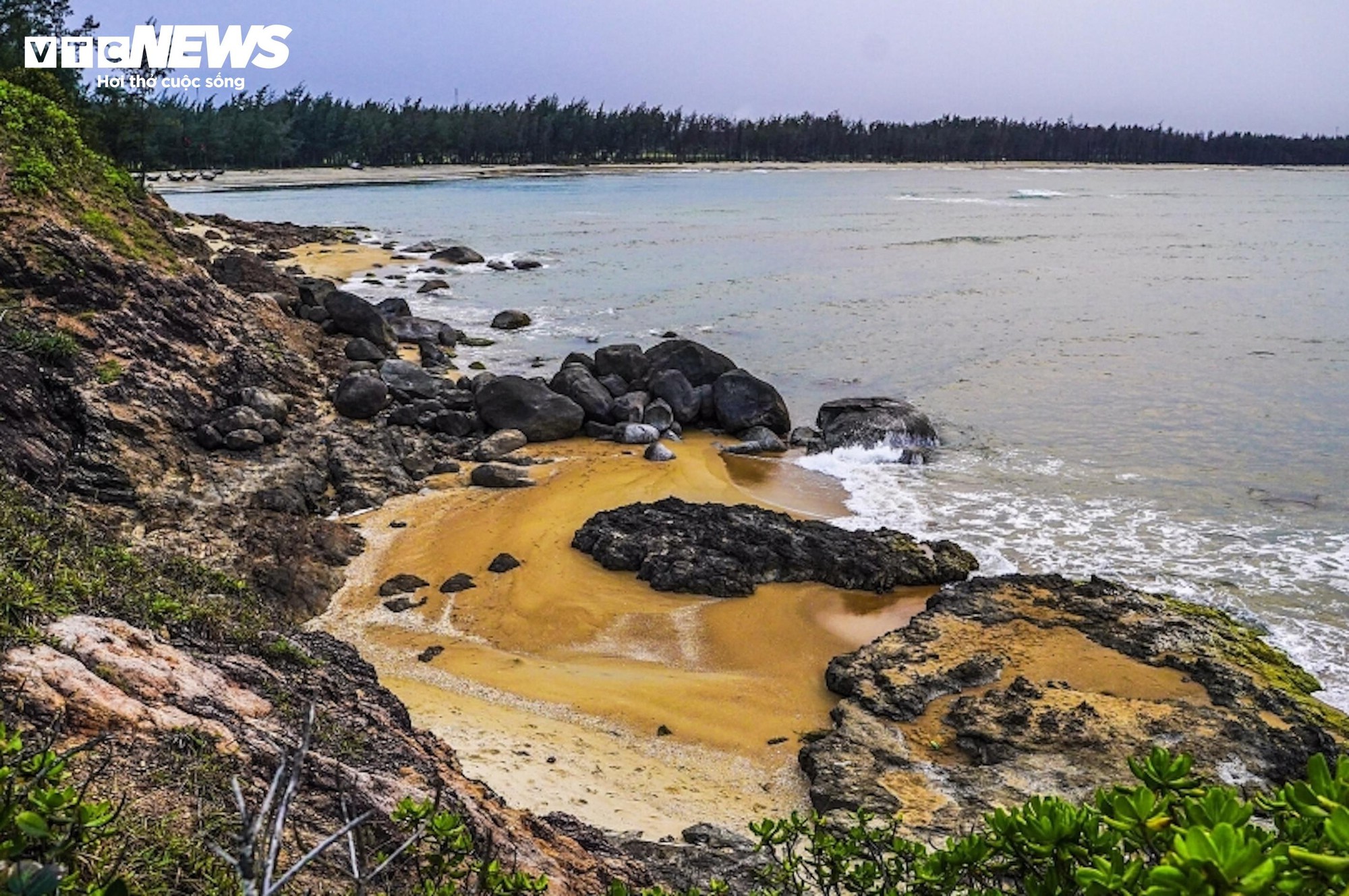 Bãi biển đẹp hoang sơ ở Huế tan nát, nguy cơ xoá sổ do thiên tai liên tiếp- Ảnh 1.