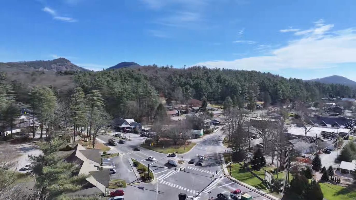 Phát hiện làng tỷ phú biệt lập có mật độ của cải cực cao, không chính quyền, không cảnh sát, đường sá khó khăn nhưng giới siêu giàu vẫn đổ xô đến mua nhà- Ảnh 2.