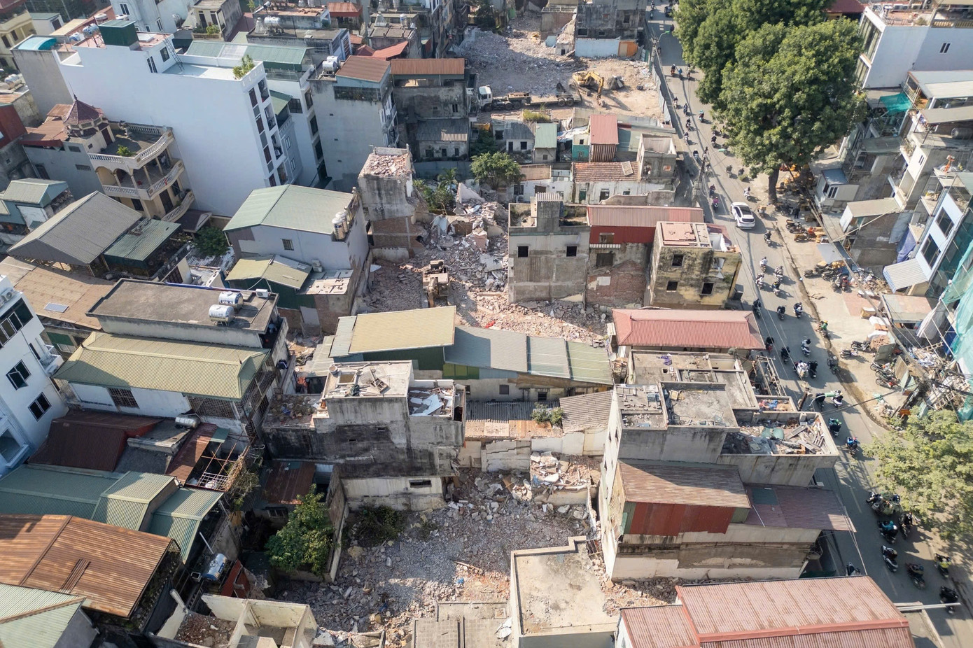 Người dân bám trụ, kinh doanh giữa dự án đường “đắt nhất hành tinh”- Ảnh 1.