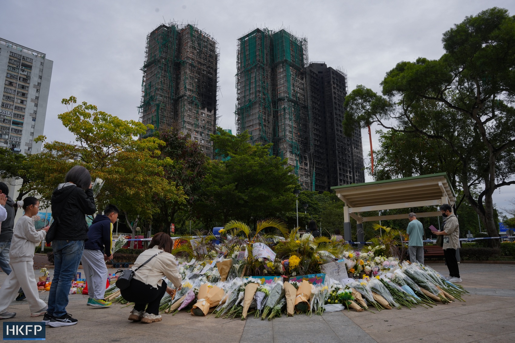 Tròn 1 tuần sau thảm hoạ cháy chung cư Hong Kong: Nạn nhân sống sót nhận thông tin mới từ chính quyền- Ảnh 3.