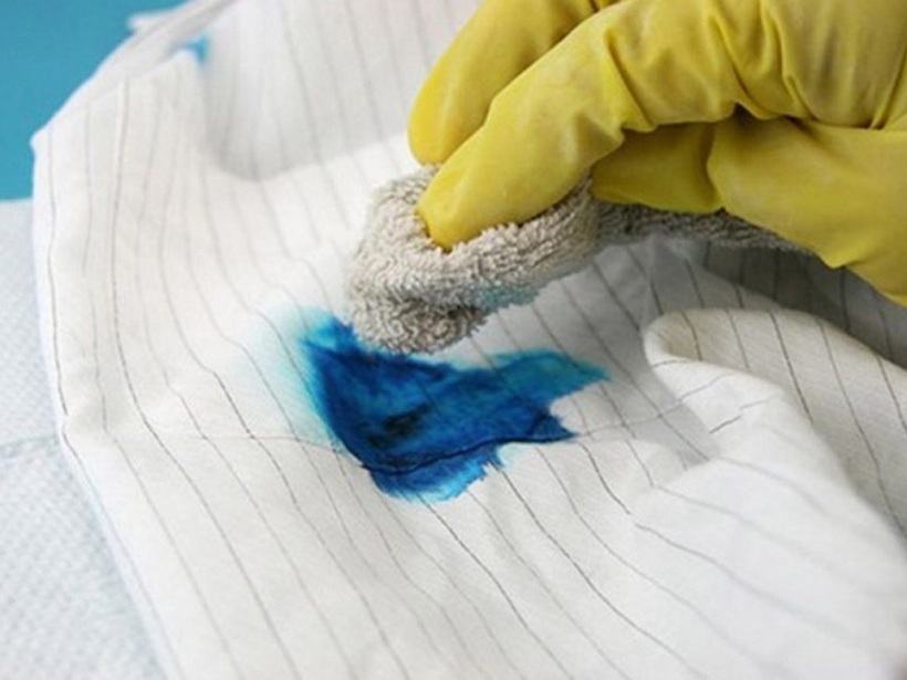 Làm thế nào để tẩy sạch vết mực trên đồng phục học sinh?- Ảnh 1.