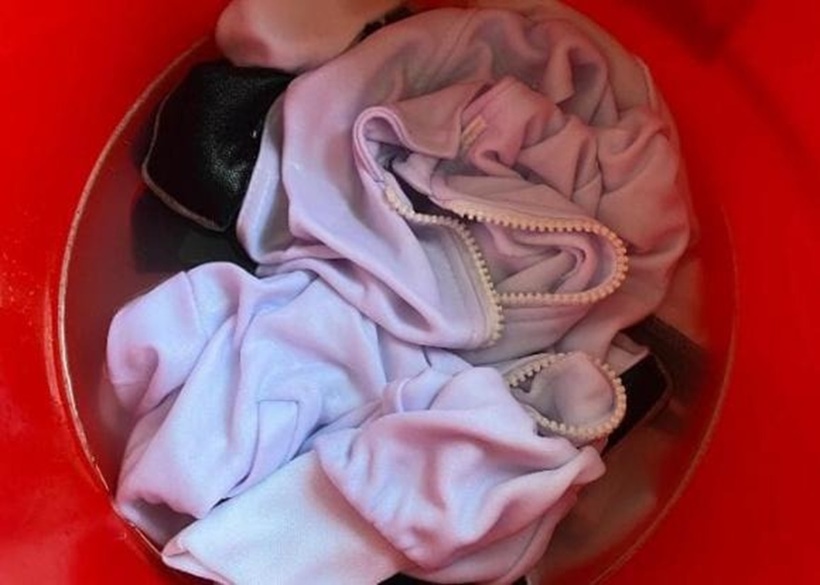 Làm thế nào để tẩy sạch vết mực trên đồng phục học sinh?- Ảnh 2.