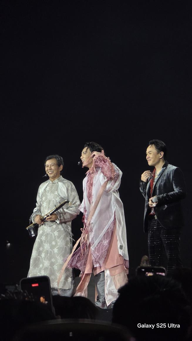 SOOBIN “quậy tung” ALL-ROUNDER, Galaxy S25 Ultra giúp fan không trượt khoảnh khắc- Ảnh 2. SOOBIN “quậy tung” ALL-ROUNDER, Galaxy S25 Ultra giúp fan không trượt khoảnh khắc- Ảnh 2.