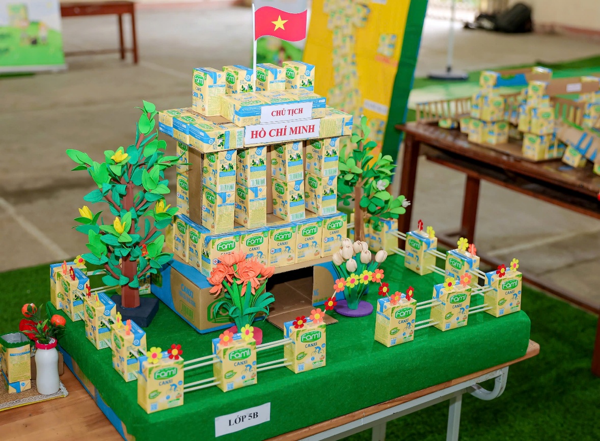 Khi vỏ hộp sữa đậu nành hóa thành ước mơ xanh trong tay trẻ nhỏ- Ảnh 1. Khi vỏ hộp sữa đậu nành hóa thành ước mơ xanh trong tay trẻ nhỏ- Ảnh 1.