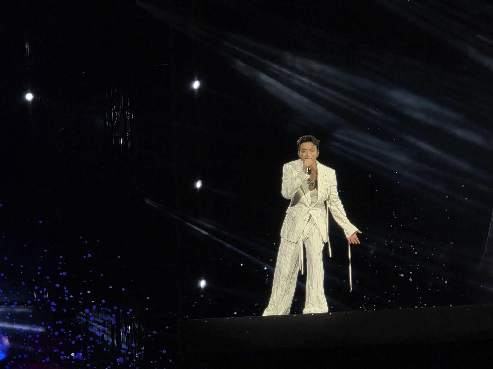 SOOBIN “quậy tung” ALL-ROUNDER, Galaxy S25 Ultra giúp fan không trượt khoảnh khắc- Ảnh 3. SOOBIN “quậy tung” ALL-ROUNDER, Galaxy S25 Ultra giúp fan không trượt khoảnh khắc- Ảnh 3.