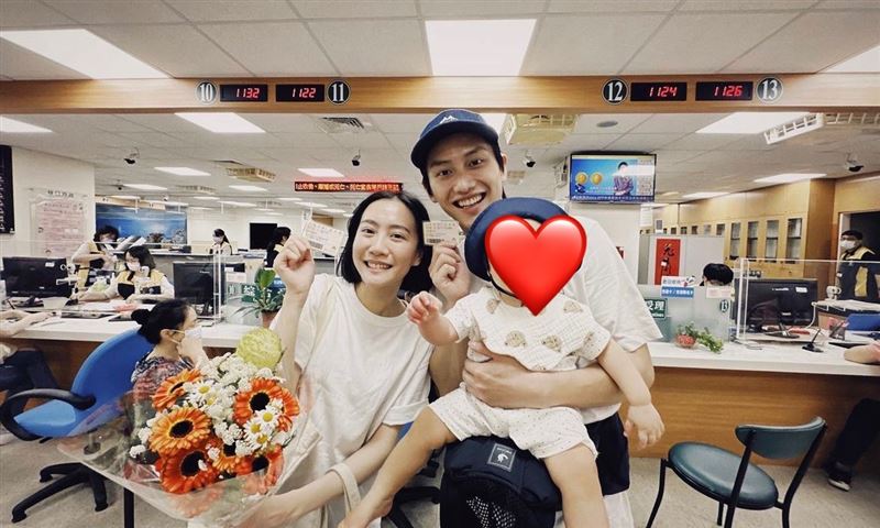 Đăng clip 10 giây hôn ngấu nghiến nam tài tử có vợ con trong nhà vệ sinh, nữ diễn viên bị lên án- Ảnh 2.