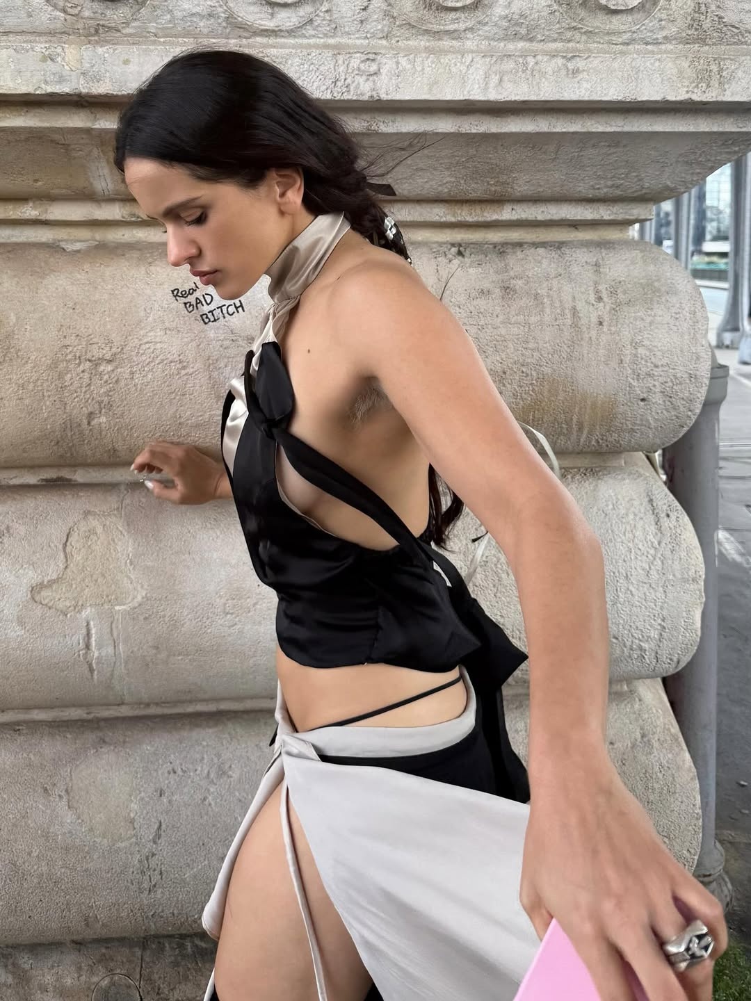 Nữ ca sĩ khoe lông nách trắng xoá, dân tình tranh cãi nảy lửa- Ảnh 2.