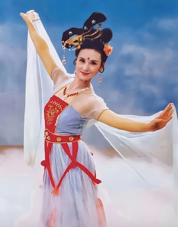 Hằng Nga đẹp nhất màn ảnh: Xuất thân từ diễn viên múa, U70 là doanh nhân giàu có- Ảnh 1.