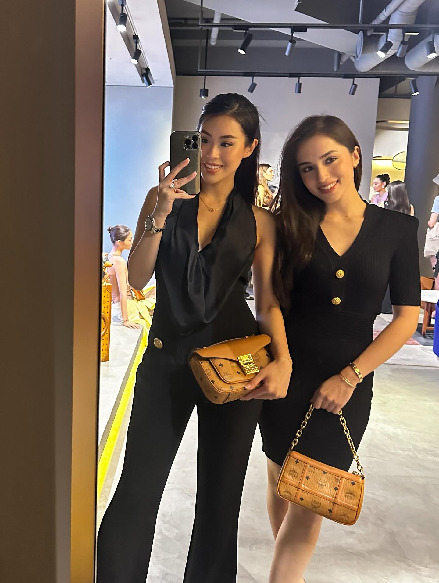 Đội hình đi ăn cưới sang nhất Việt Nam của các con tỷ phú Johnathan Hạnh Nguyễn- Ảnh 7. Đội hình đi ăn cưới sang nhất Việt Nam của các con tỷ phú Johnathan Hạnh Nguyễn- Ảnh 7.