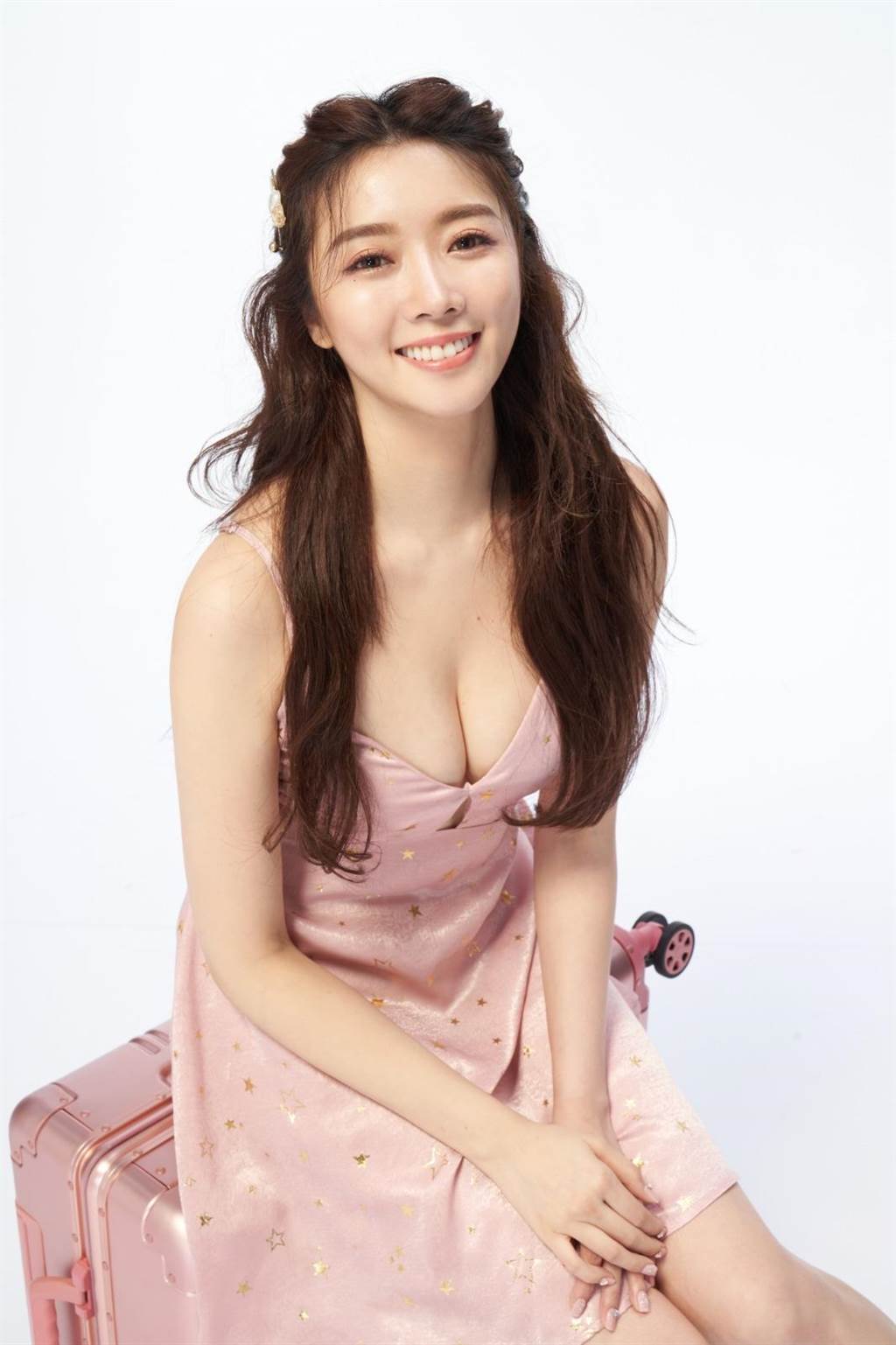 Đăng clip 10 giây hôn ngấu nghiến nam tài tử có vợ con trong nhà vệ sinh, nữ diễn viên bị lên án- Ảnh 4.