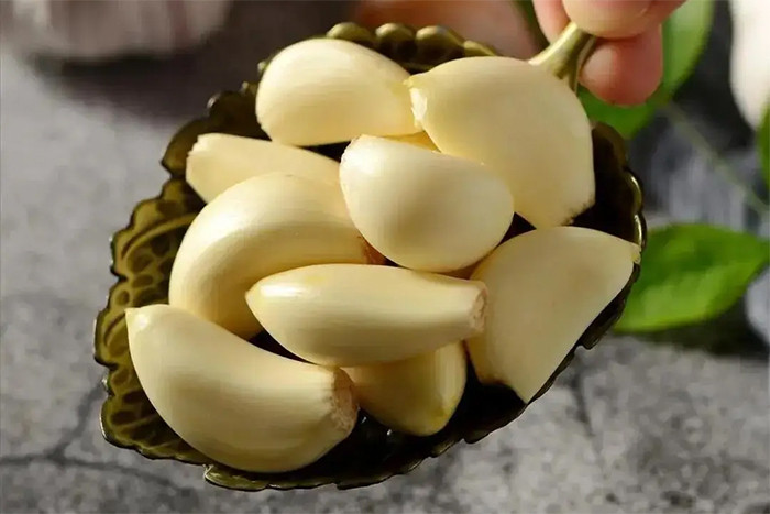 Những sai lầm khi ăn tỏi sống có thể gây nguy hiểm- Ảnh 1.