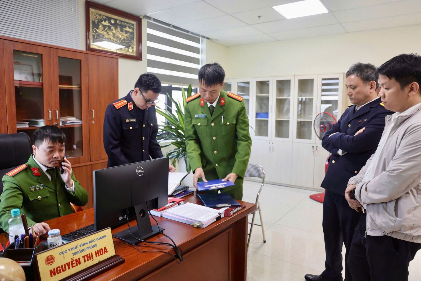 Khám xét phòng làm việc của cán bộ thuế Nguyễn Thị Phương- Ảnh 3. Khám xét phòng làm việc của cán bộ thuế Nguyễn Thị Phương- Ảnh 3.