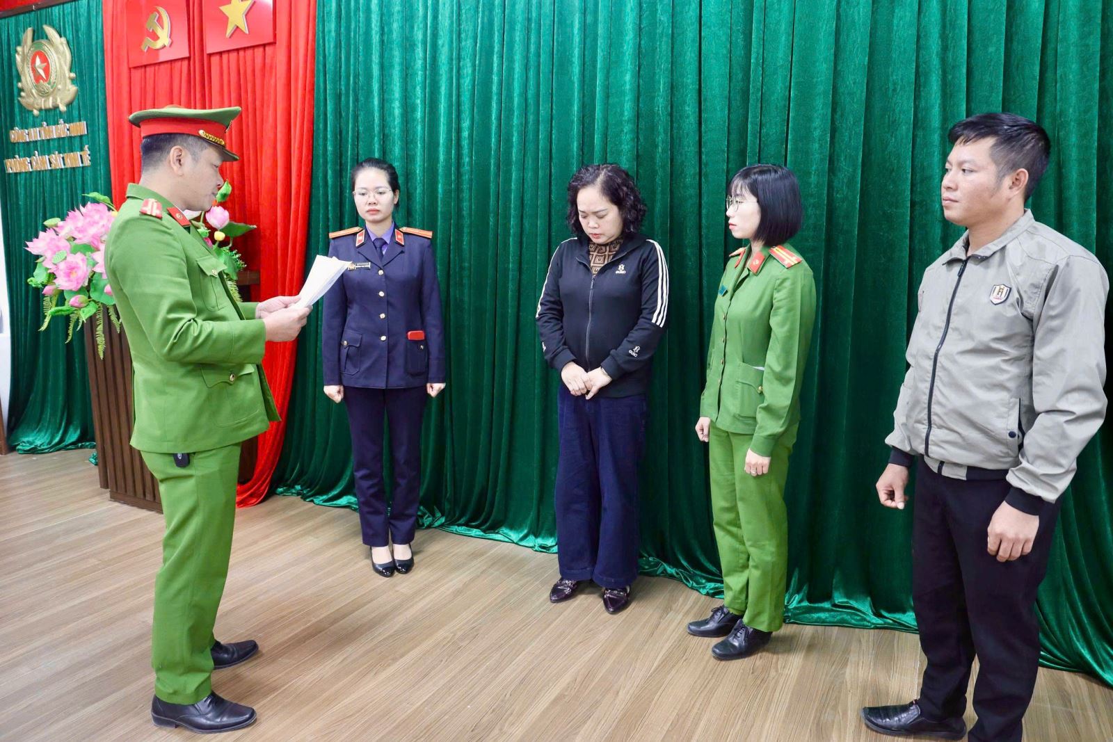 Khám xét phòng làm việc của cán bộ thuế Nguyễn Thị Phương- Ảnh 2. Khám xét phòng làm việc của cán bộ thuế Nguyễn Thị Phương- Ảnh 2.