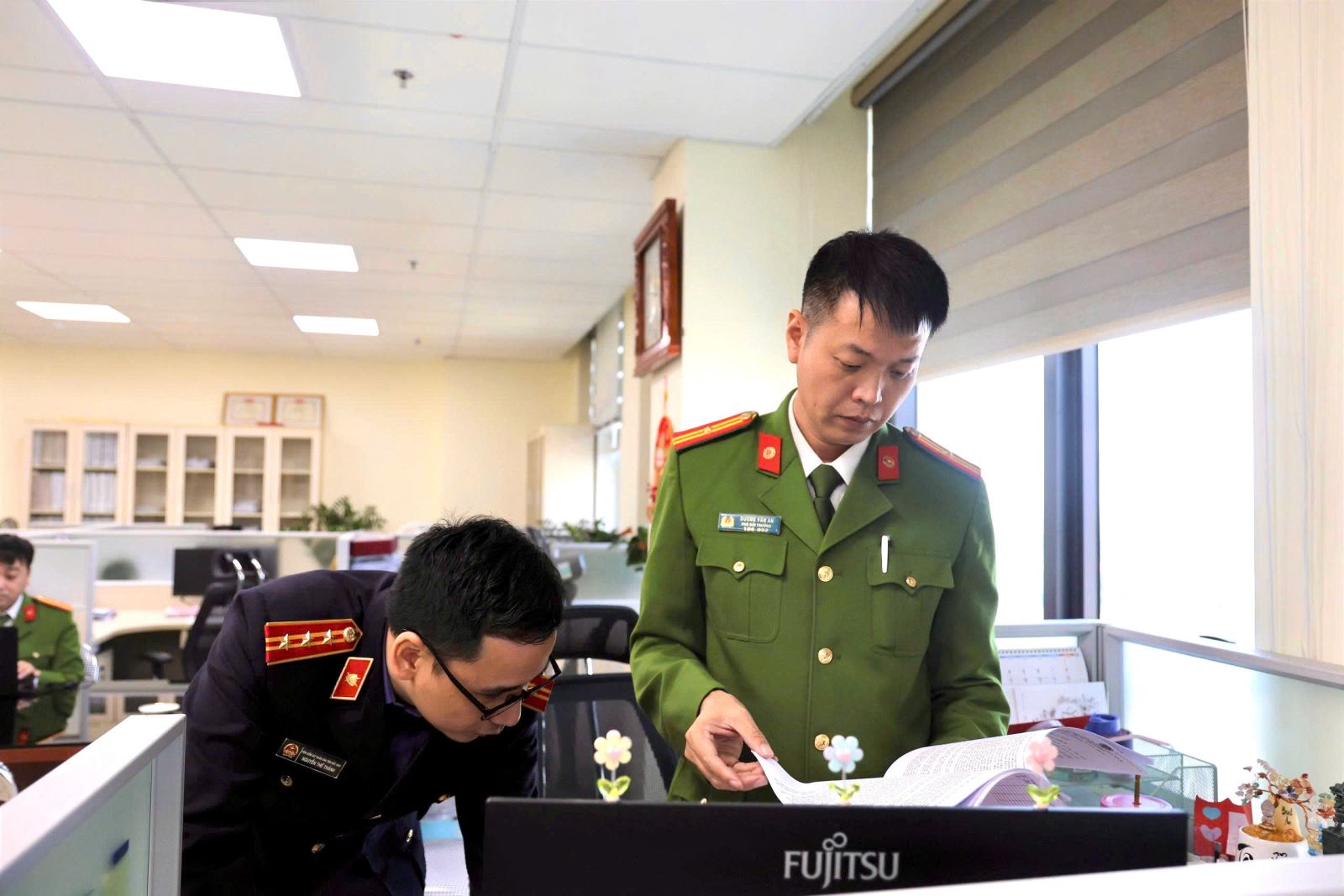 Khám xét phòng làm việc của cán bộ thuế Nguyễn Thị Phương- Ảnh 4. Khám xét phòng làm việc của cán bộ thuế Nguyễn Thị Phương- Ảnh 4.