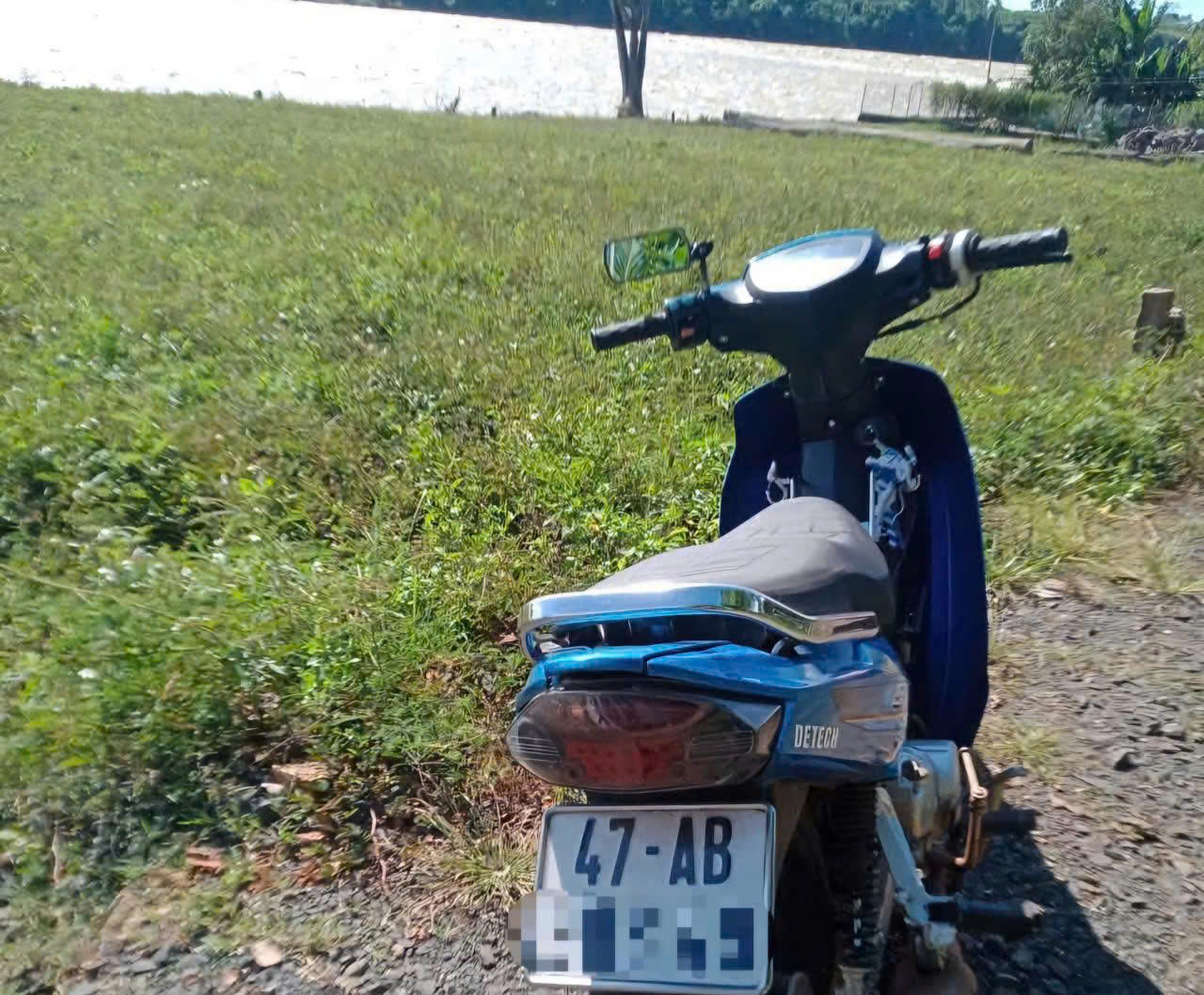 Phát hiện xe máy, cặp sách để bên sông của nữ sinh mất tích- Ảnh 1. Phát hiện xe máy, cặp sách để bên sông của nữ sinh mất tích- Ảnh 1.