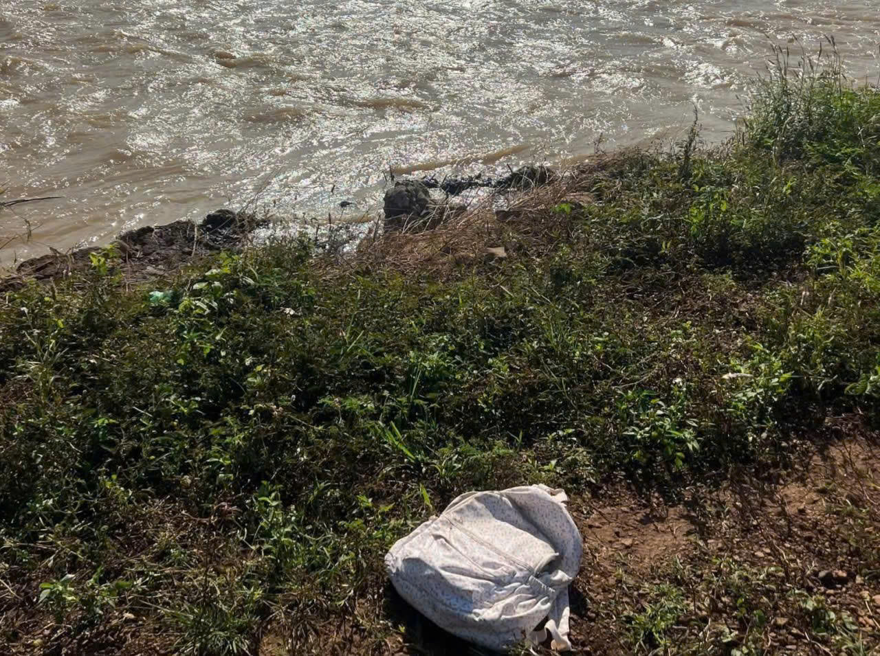 Phát hiện xe máy, cặp sách để bên sông của nữ sinh mất tích- Ảnh 2. Phát hiện xe máy, cặp sách để bên sông của nữ sinh mất tích- Ảnh 2.