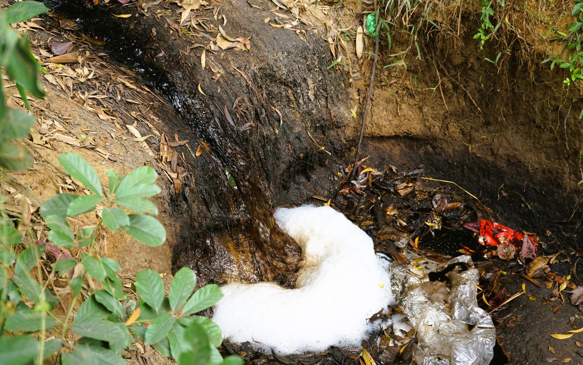 Núi rác khổng lồ gây ô nhiễm bên nhà máy xử lý rác xây 20 năm chưa xong- Ảnh 4.