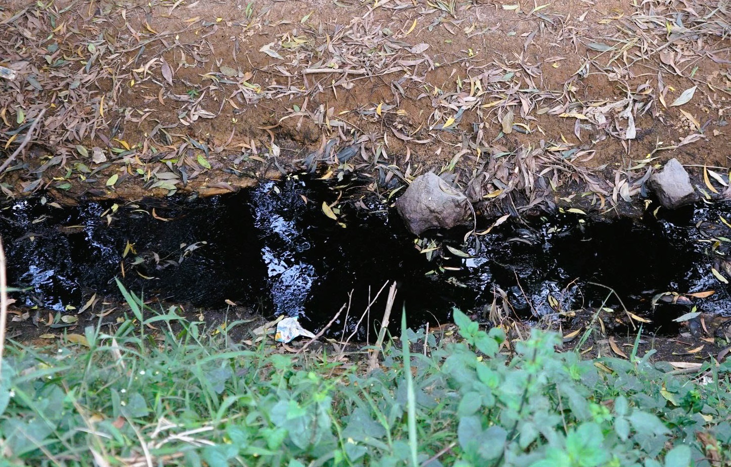 Núi rác khổng lồ gây ô nhiễm bên nhà máy xử lý rác xây 20 năm chưa xong- Ảnh 5.